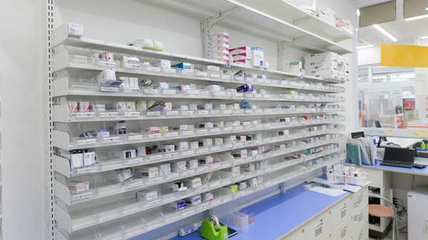 スギ薬局 練馬早宮北店の薬棚