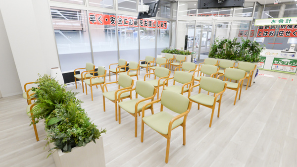 スギ薬局 信州大学病院店の待合スペース
