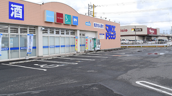 マルエ薬局新里店の駐車場