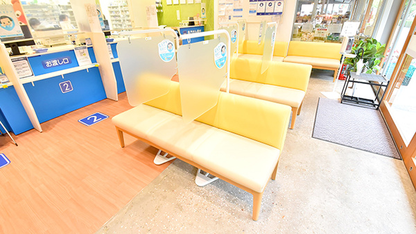 クオール薬局 西新井栄町店の待合スペース