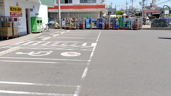 V･drug　辻本通薬局の駐車場