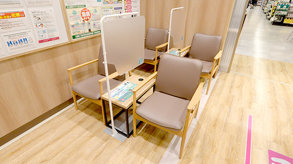 イオン薬局東淀川店の待合スペース