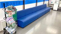 薬局トモズ小手指店の待合スペース