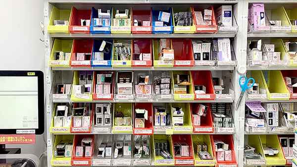 薬局トモズ小手指店の薬棚