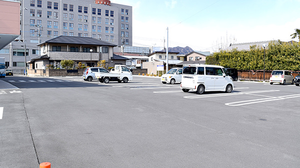 マルエ薬局　東吾妻原町南店の駐車場