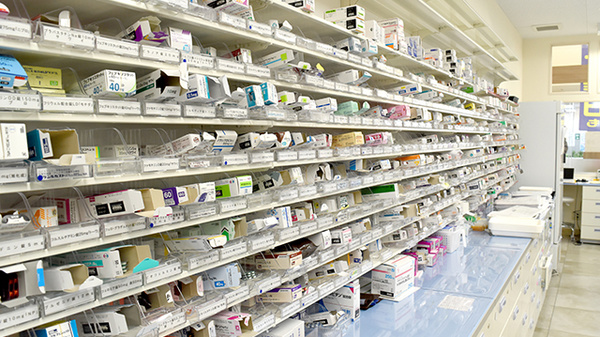 マルエ薬局ショッピングタウン川原店の薬棚