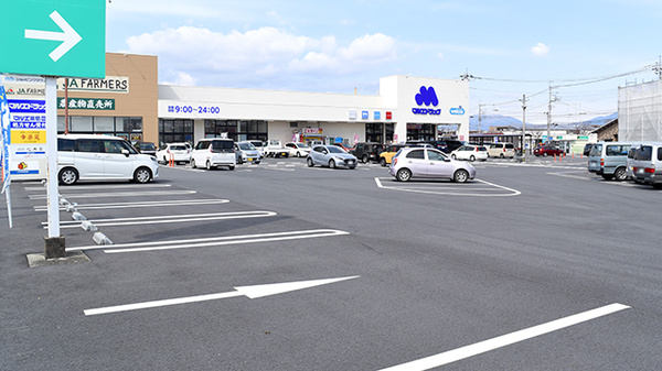 マルエ薬局ショッピングタウン川原店の駐車場