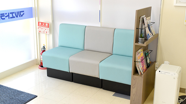 マルエ薬局　安中杉並木店の待合スペース