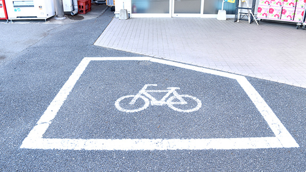 マルエ薬局　安中杉並木店の駐輪場