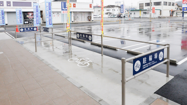 ウォンツアクロスプラザ神辺薬局の駐輪場