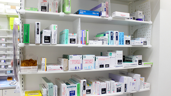 ココカラファイン薬局千歳烏山西口店の薬棚