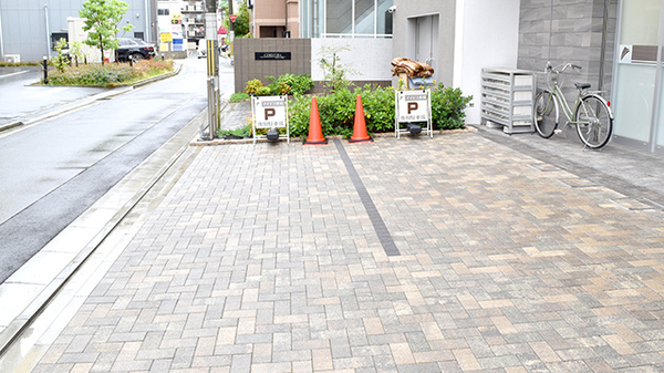 アイビス薬局の駐車場