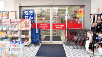アカカベ薬局　鴫野駅前店の入口