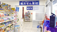 アカカベ薬局　鴫野駅前店の入口