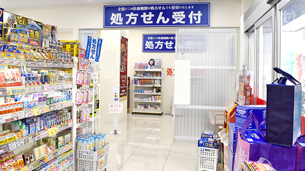 アカカベ薬局　鴫野駅前店の入口