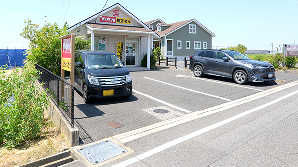 V･drug　大府半月薬局の駐車場