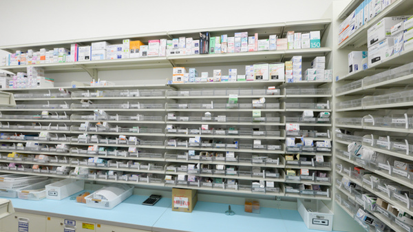 スギ薬局 吹田原町店の薬棚