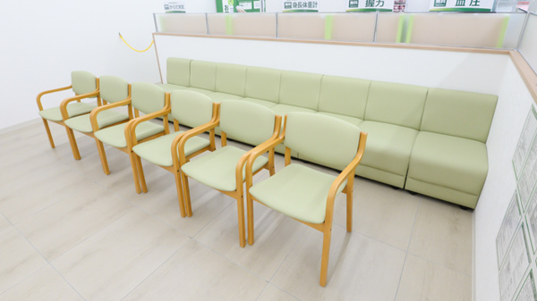 スギ薬局 豊田吉原店の待合スペース