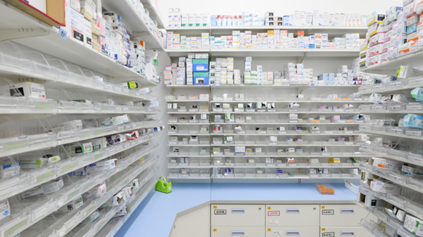 スギ薬局 豊田吉原店の薬棚