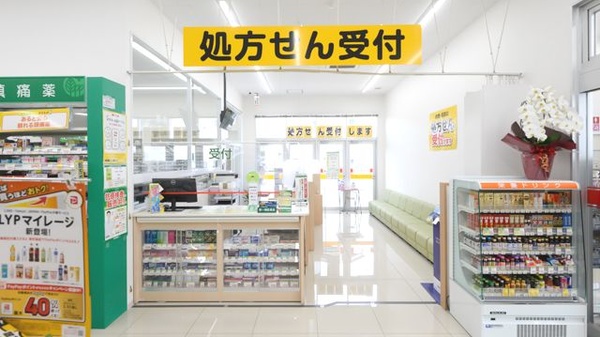 スギ薬局 池田旭丘店の入口