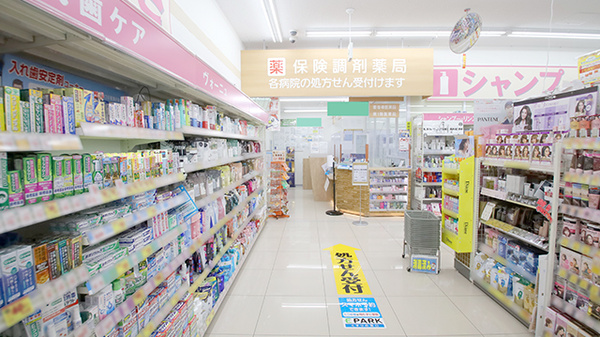 調剤薬局ツルハドラッグ郡山島店の入口