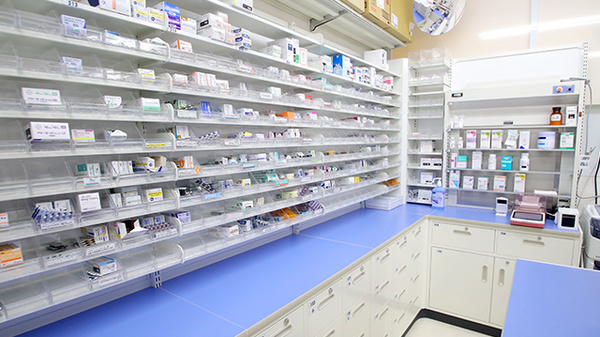 調剤薬局ツルハドラッグ郡山島店の薬棚