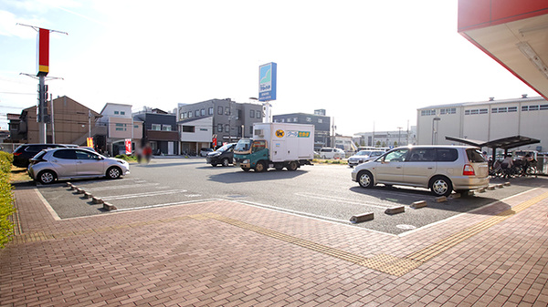調剤薬局ツルハドラッグ郡山島店の駐車場