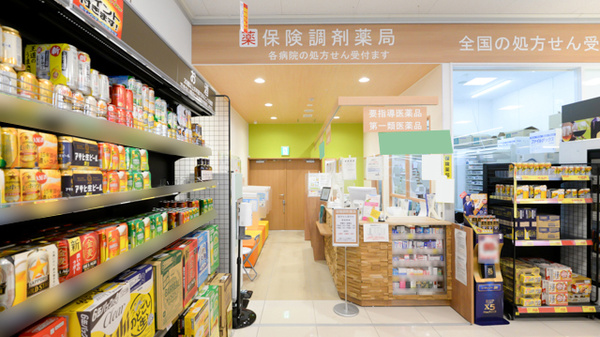 調剤薬局ツルハドラッグ住吉苅田店の入口