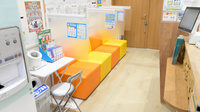 調剤薬局ツルハドラッグ住吉苅田店の待合スペース