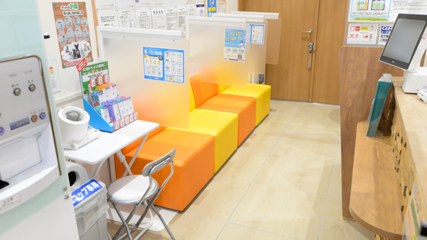 調剤薬局ツルハドラッグ住吉苅田店の待合スペース