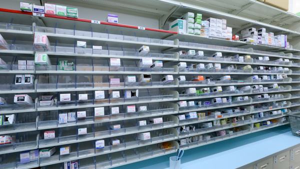 調剤薬局ツルハドラッグ住吉苅田店の薬棚