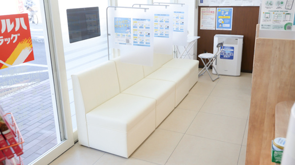 調剤薬局ツルハドラッグ尼崎金楽寺店の待合スペース