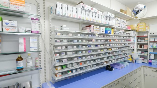 調剤薬局ツルハドラッグ尼崎金楽寺店の薬棚