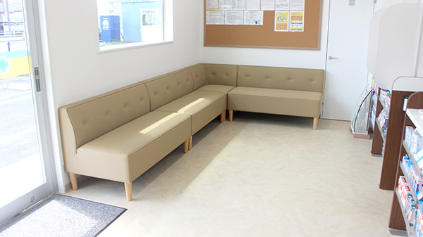 ノムラ薬局 一番橋店の待合スペース