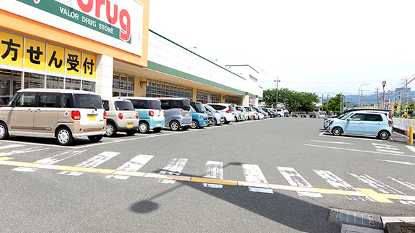 V･drug　豊川薬局の駐車場