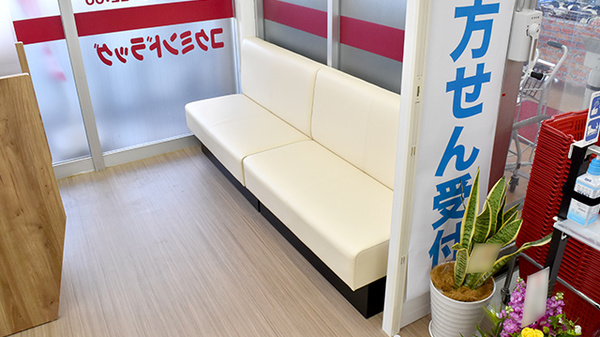 コクミン薬局　玉出駅前店の待合スペース