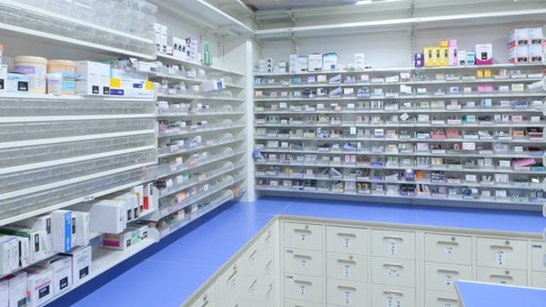 調剤薬局ツルハドラッグ東光10条店の薬棚