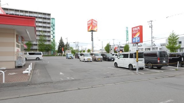 調剤薬局ツルハドラッグ東光10条店の駐車場