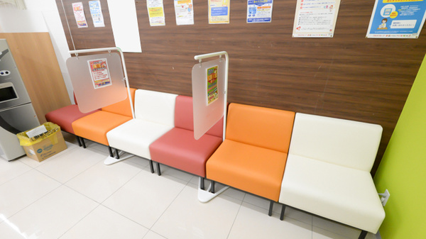調剤薬局ツルハドラッグ富良野弥生店の待合スペース