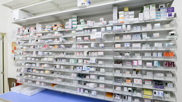 調剤薬局ツルハドラッグ富良野弥生店の薬棚