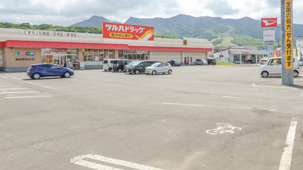 調剤薬局ツルハドラッグ富良野弥生店の駐車場