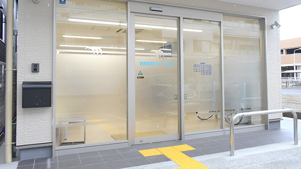 調剤薬局マリーン上桂店の入口