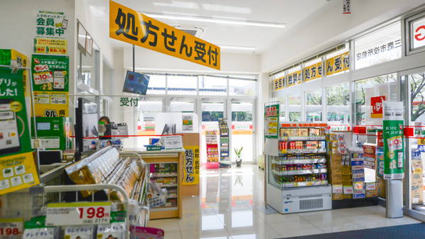 スギ薬局 三鷹市役所前店の入口