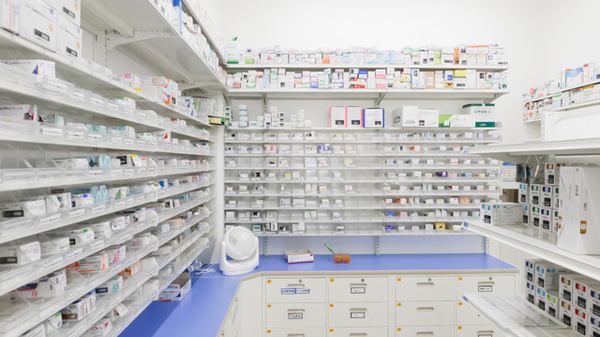 スギ薬局 三鷹市役所前店の薬棚