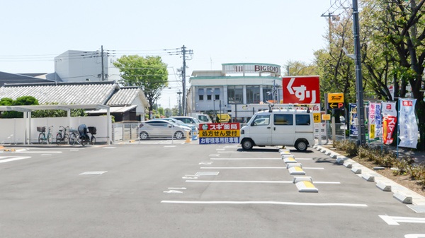 スギ薬局 三鷹市役所前店の駐車場