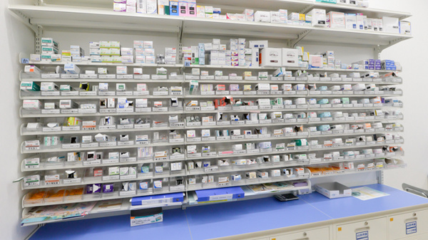 スギ薬局 四谷三丁目店の薬棚