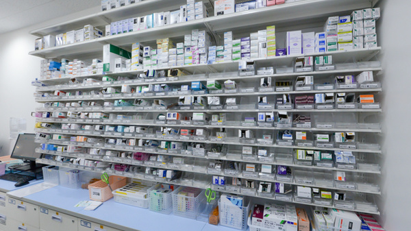 スギ薬局 渥美病院店の薬棚