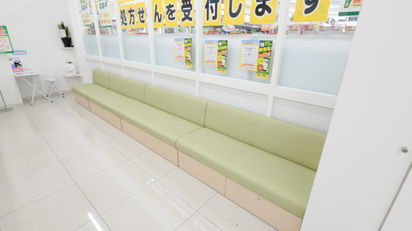 スギ薬局 茨木市駅前店の待合スペース