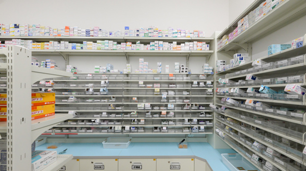 スギ薬局 茨木市駅前店の薬棚