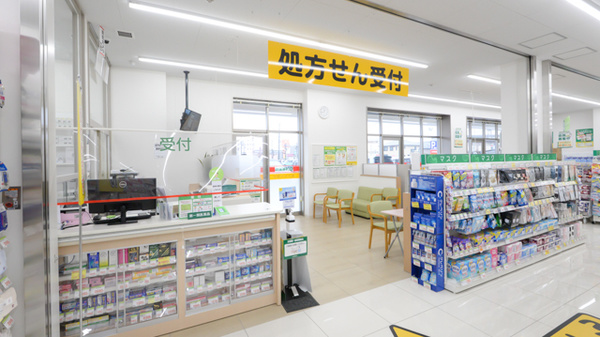 スギ薬局 西尾桜町店の入口